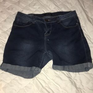 Stretching material blue shorts